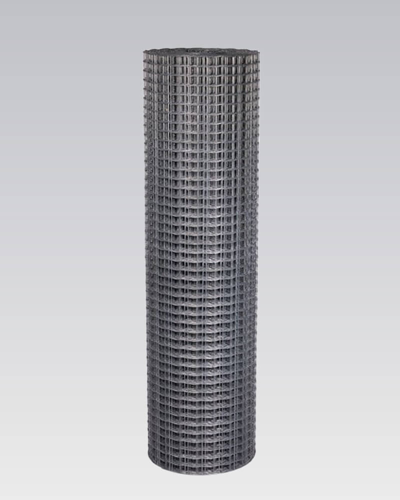 Rol verzinkt dassengaas met rechthoekige mazen, rechtopstaand gefotografeerd tegen een neutrale achtergrond, gebruikt voor diervriendelijke afrastering langs wegen en natuurgebieden.