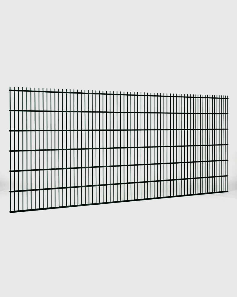 tudiofoto van een donkergroen dubbelstaafmat hekwerkpaneel zonder palen, van 250cm breed, vrijstaand tegen een witte achtergrond met een subtiele schaduw onder het paneel.