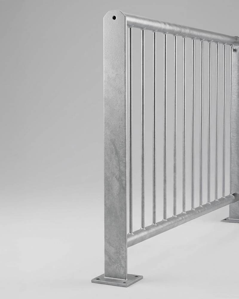 eindbaluster balkonhekwerk voor gemonteerd verzinkt aan een kant een hekdeel