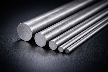 Stalen staven in diagonale lijn