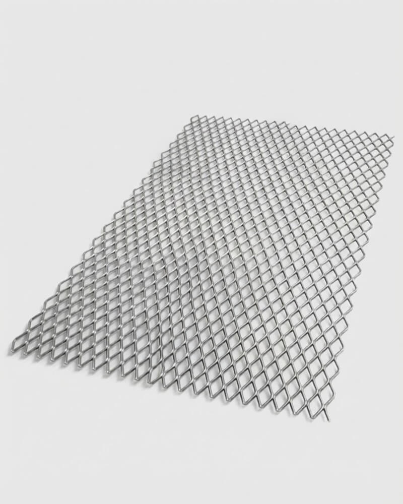 Strekmetaal plaat of gerekt metaalgaas paneel met vierkant maaspatroon voor industriële en bouwkundige toepassingen.