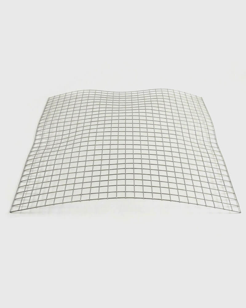 1 meter stuk gaas gepuntlast verzinkt in een witte studio 1x1 mtr gaas