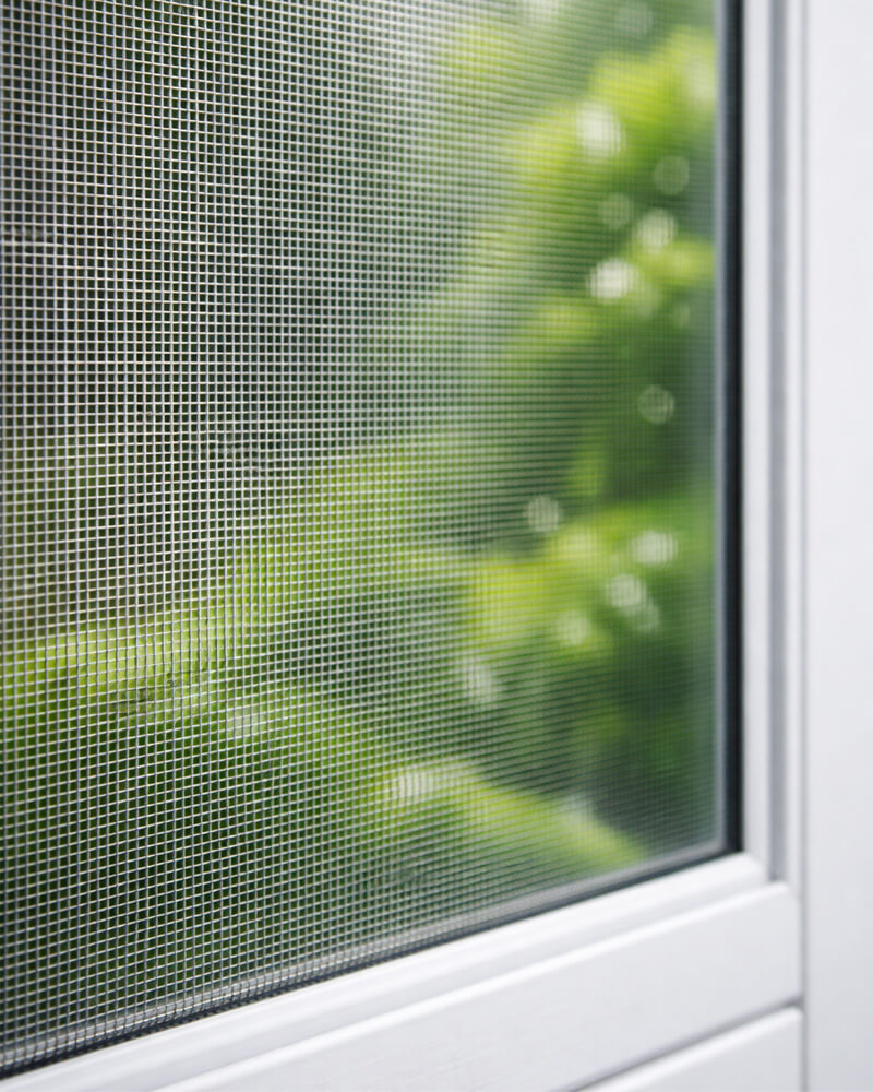 Roestvrij staal gaas tegen muggen in kozijn gemonteerd
