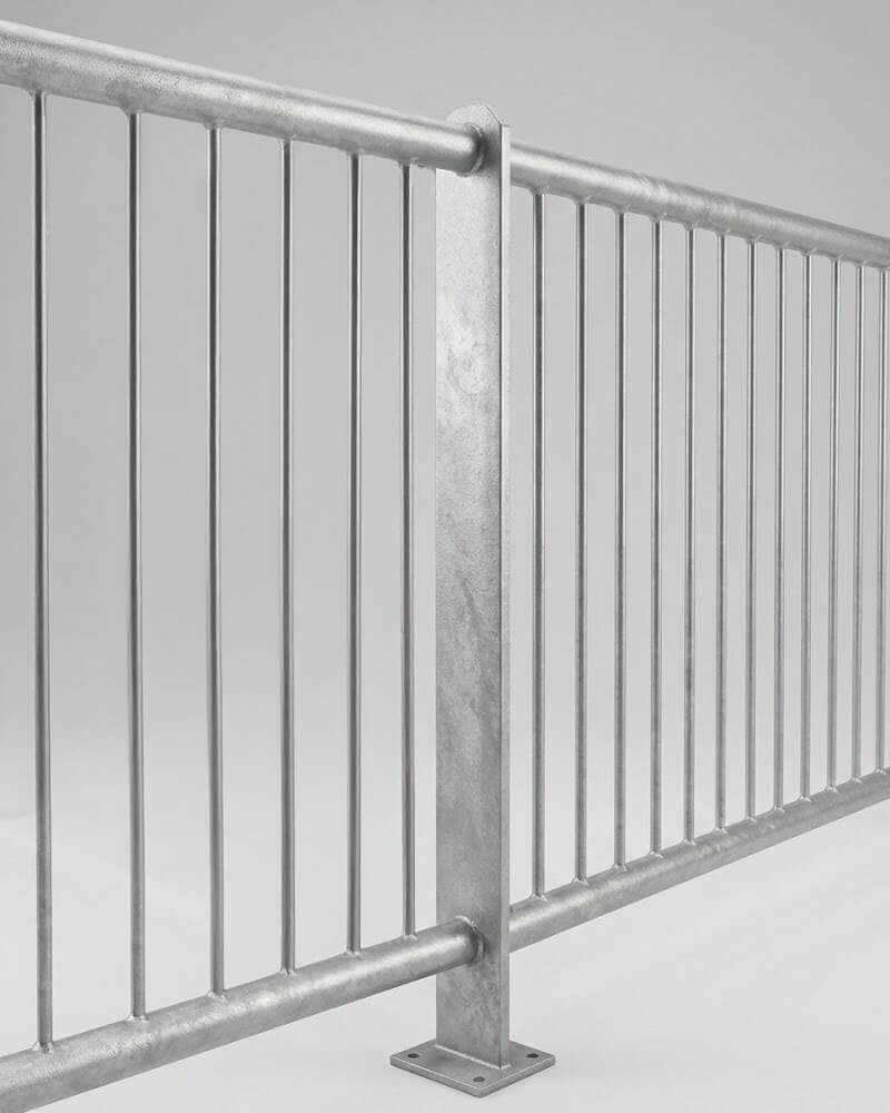 tussenbaluster balkonhekwerk gemonteerd verzinkt aan beide kanten een hekwerk