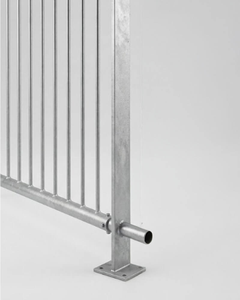 tussenbaluster balkonhekwerk gemonteerd verzinkt aan een kant een hekdeel